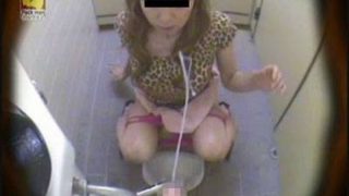 盗撮!!いたずらシコシコどっきりトイレ(1)〜放尿編〜