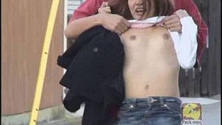 盗撮！！強引おっぱい出し！(2)