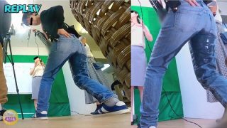 新人女性AD仕事中お漏らしー股間にひろがる濁恥汁ー